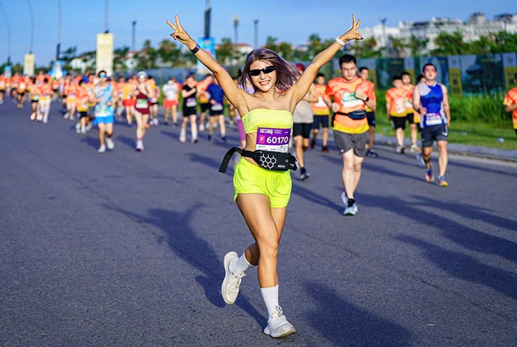 Người đẹp gymer gây ồn ào chạy bộ: “Nữ hoàng thể hình” không ngại khoe dáng gợi cảm - 2