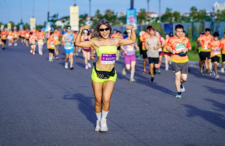 Người đẹp gymer gây ồn ào chạy bộ: “Nữ hoàng thể hình” không ngại khoe dáng gợi cảm - 3