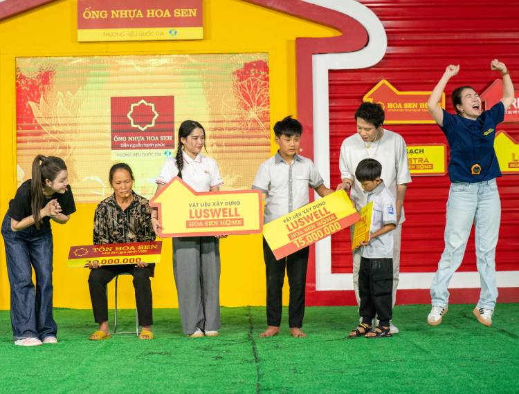 Thanh Thảo, Lương Thu Trang và Đỗ Hoàng Hiệp nghẹn lòng trước người mẹ đơn thân gồng gánh nuôi mẹ già 85 tuổi và con trai