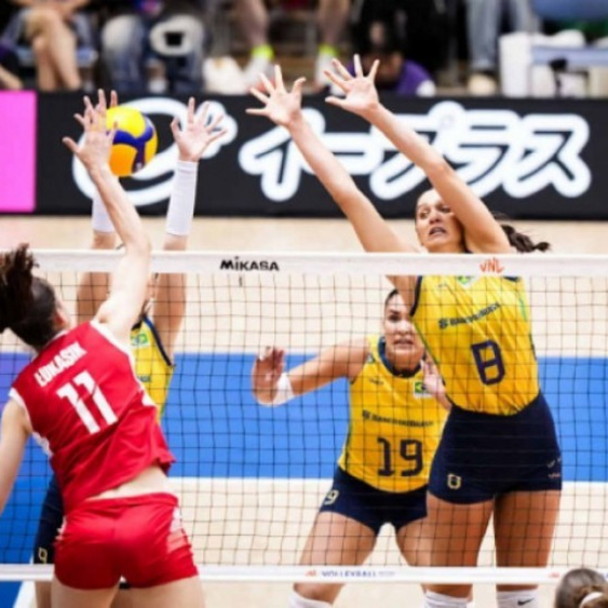  - Đỉnh cao bóng chuyền: Mỹ nhân 1m8 Brazil làm lu mờ 2 chân dài 2m Ba Lan
