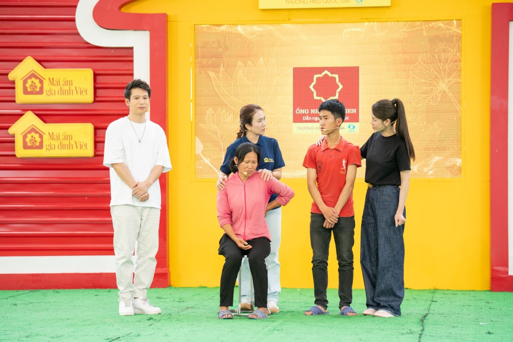Thanh Thảo, Lương Thu Trang và Đỗ Hoàng Hiệp nghẹn lòng trước người mẹ đơn thân gồng gánh nuôi mẹ già 85 tuổi và con trai - 2