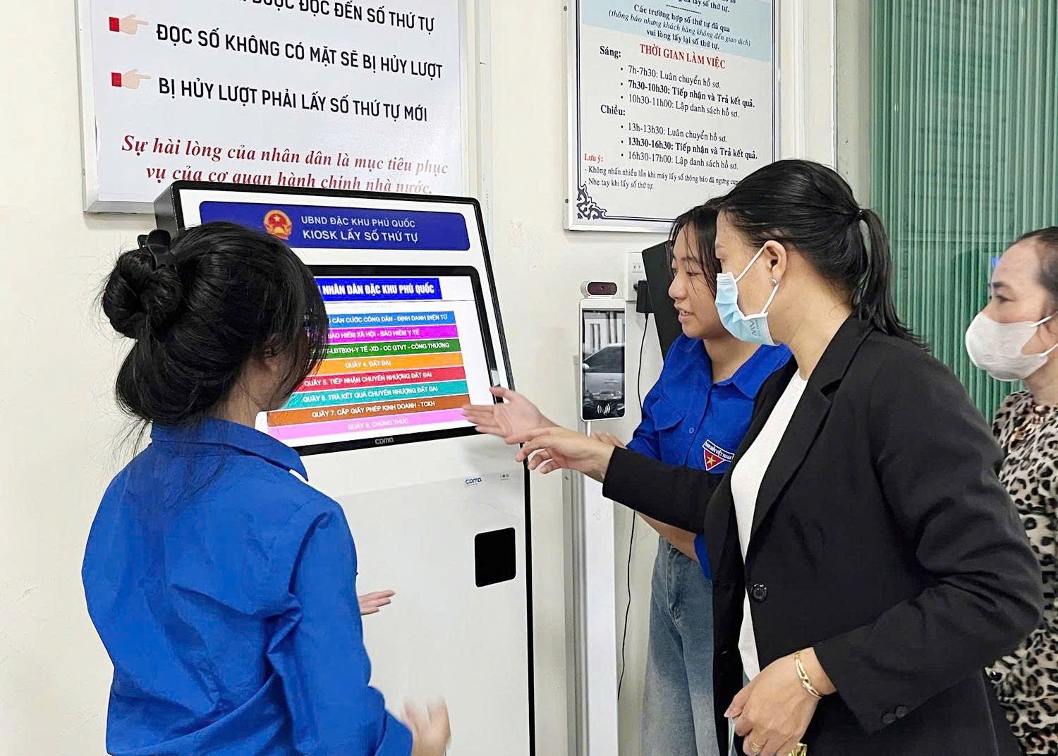 Người dân hài lòng khi được phục vụ tại Trung tâm hành chính công đặc khu Phú Quốc - 2