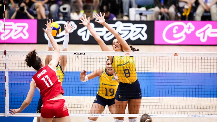 Đỉnh cao bóng chuyền: Mỹ nhân 1m8 Brazil làm lu mờ 2 chân dài Ba Lan - 1