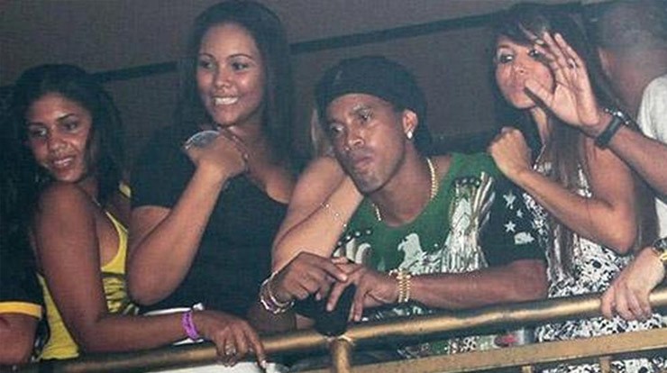 Huyền thoại & đời tư: Ronaldinho cưới 2 vợ như vua chúa, vết nhơ đi tù khó gột rửa - 3