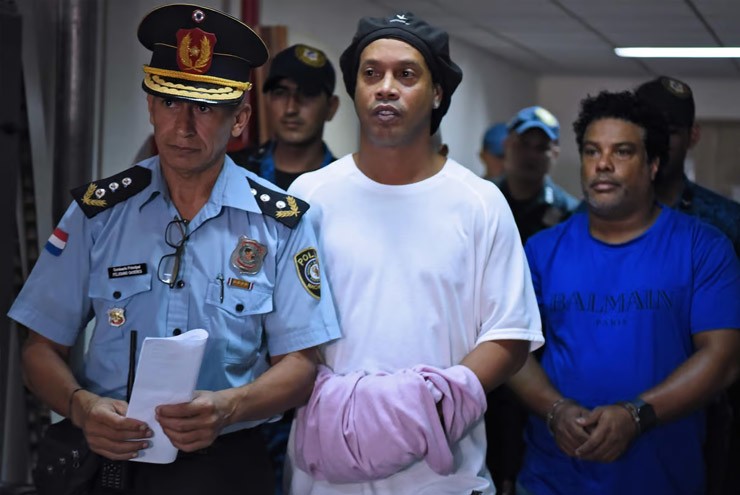 Huyền thoại & đời tư: Ronaldinho cưới 2 vợ như vua chúa, vết nhơ đi tù khó gột rửa - 4