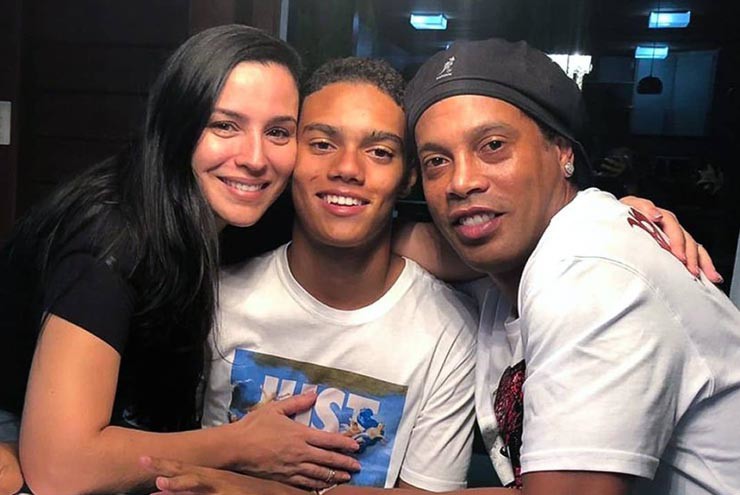 Huyền thoại & đời tư: Ronaldinho cưới 2 vợ như vua chúa, vết nhơ đi tù khó gột rửa - 1