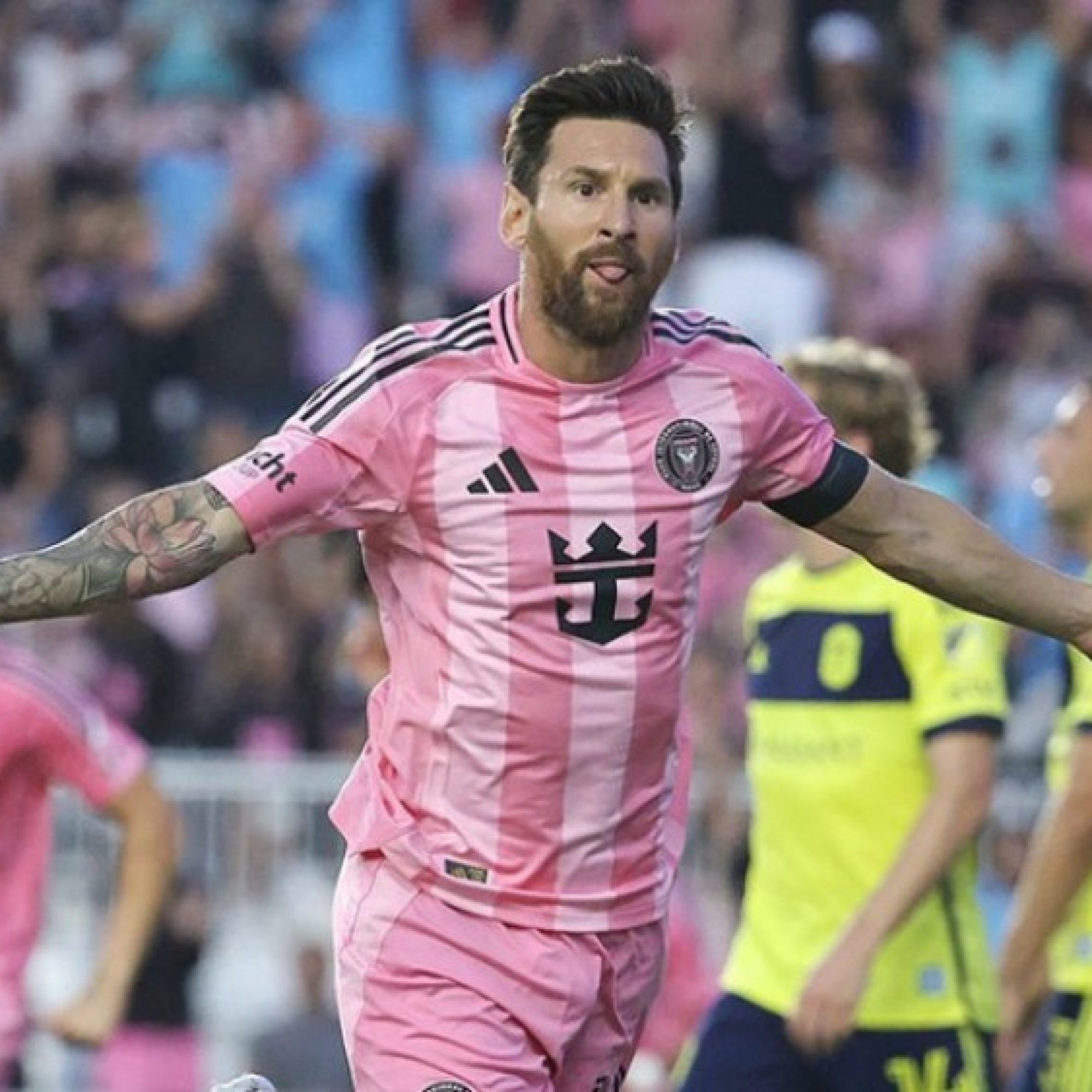  - Rực rỡ Messi ghi siêu phẩm sút phạt, áp sát "Vua bóng đá" Pele