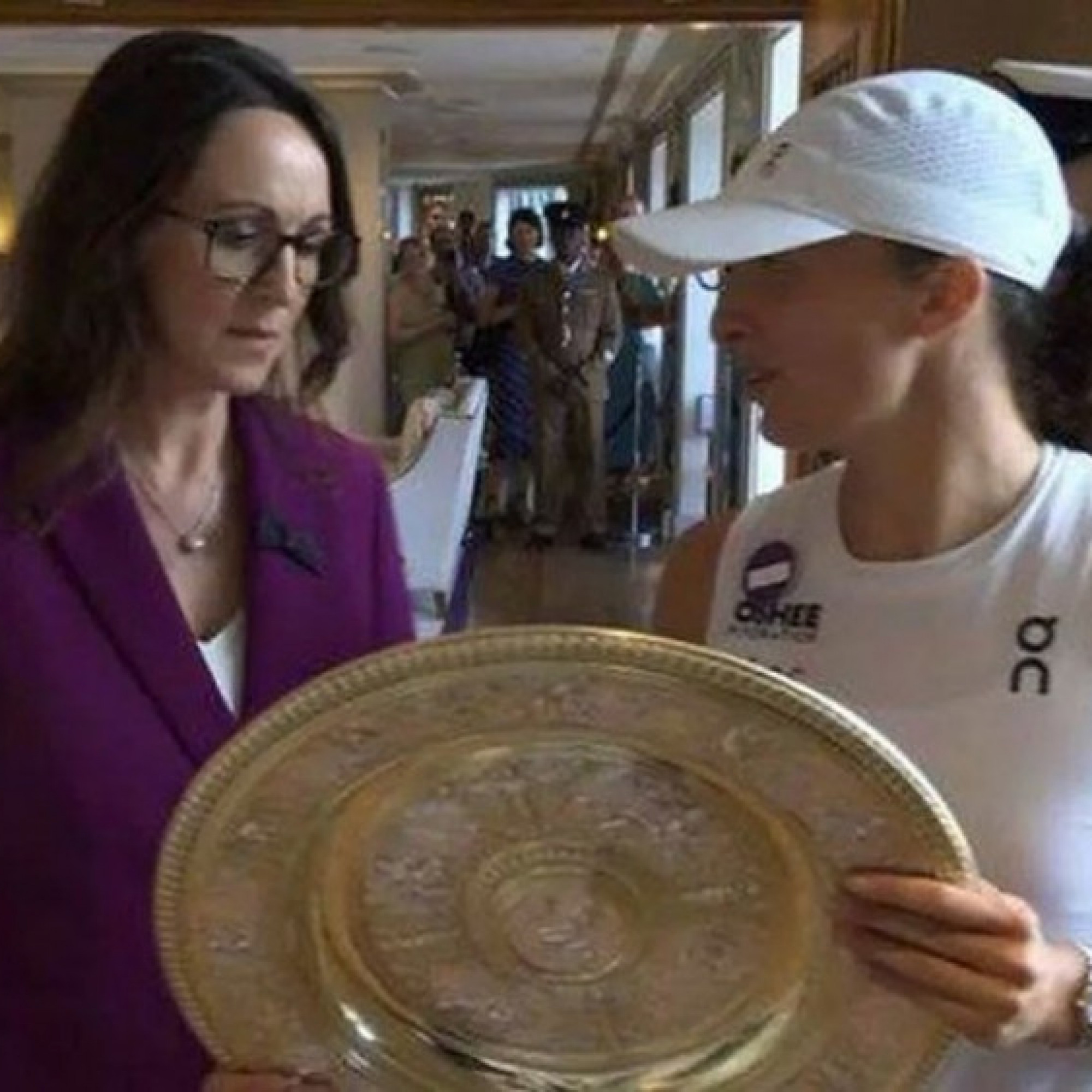  - Nóng nhất thể thao sáng 14/7: Swiatek phải trả lại đĩa vô địch Wimbledon