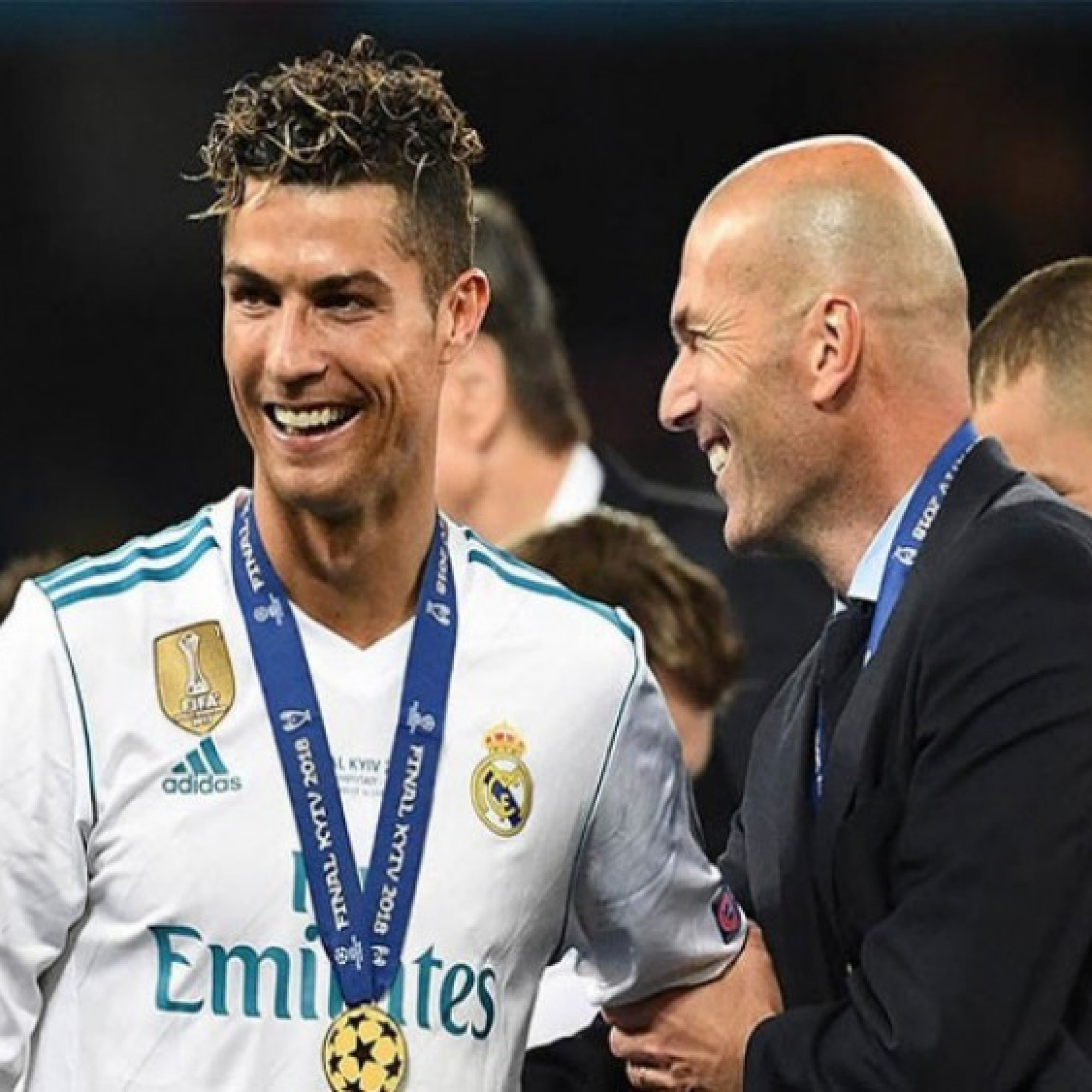  - Ronaldo chơi cực đẹp với đồng đội, người cũ Real kể chuyện tặng quà khủng