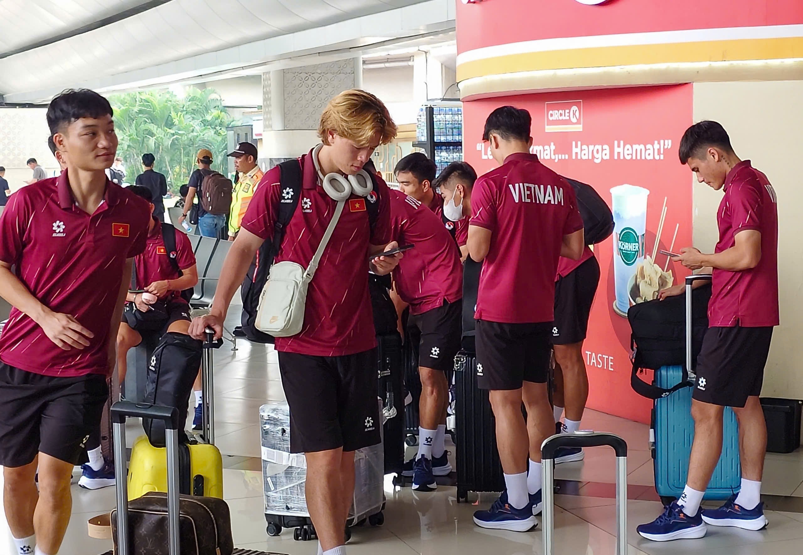 U23 Việt Nam lên đường đi Indonesia, quyết giành hat-trick vô địch Đông Nam Á - 2