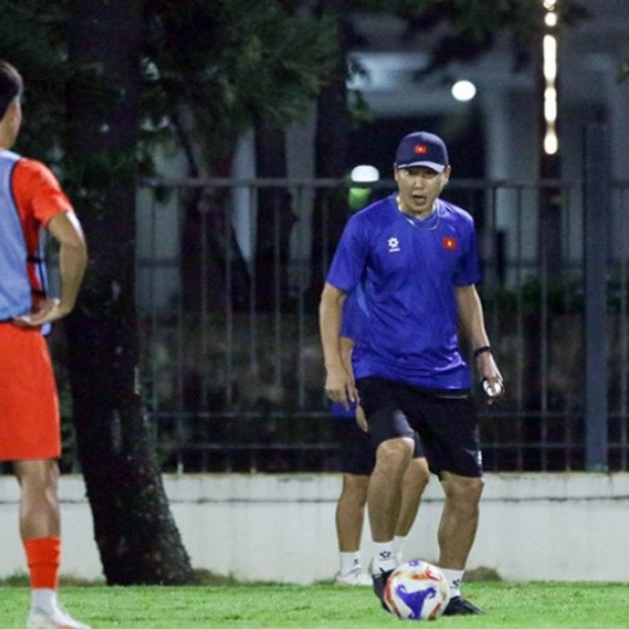  - HLV Kim Sang Sik cho U23 Việt Nam tập gì ngày đầu ở Indonesia?