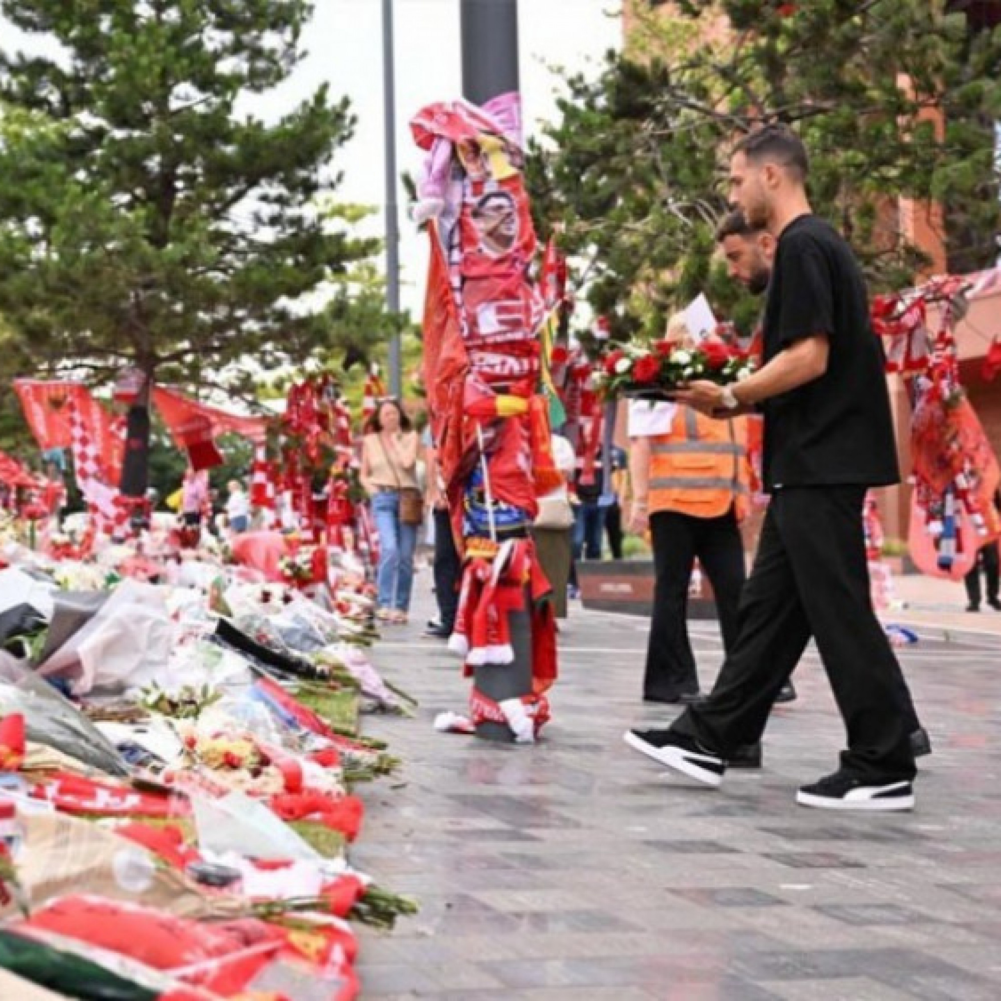  - Tin mới nhất bóng đá sáng 15/7: MU đến Anfield để tưởng niệm Jota