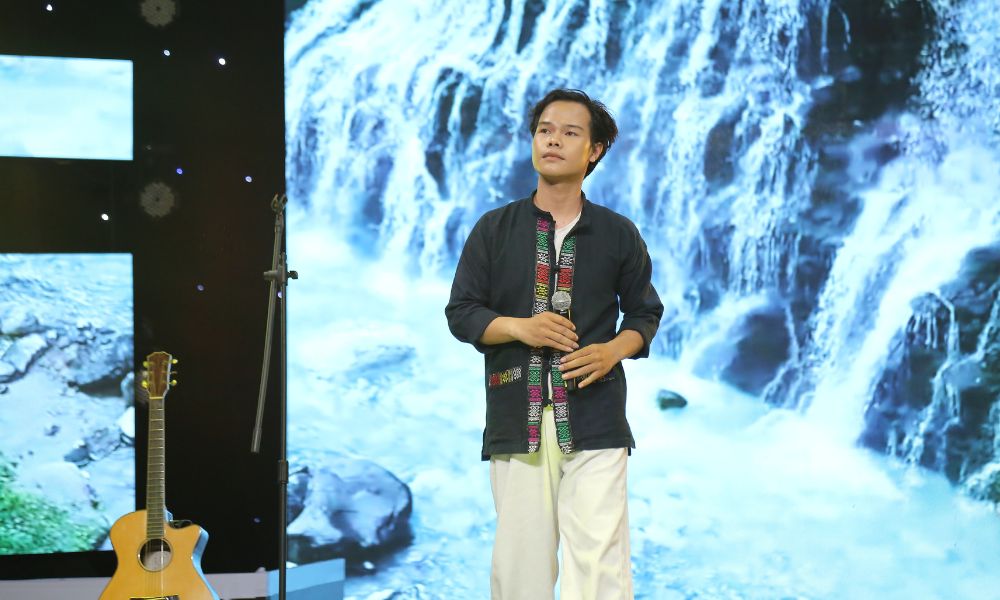 Ca sĩ Thanh Ngọc bất ngờ với sự “già đi” của ông chủ đoàn lô tô Hữu Ngọc trên sân khấu - 2