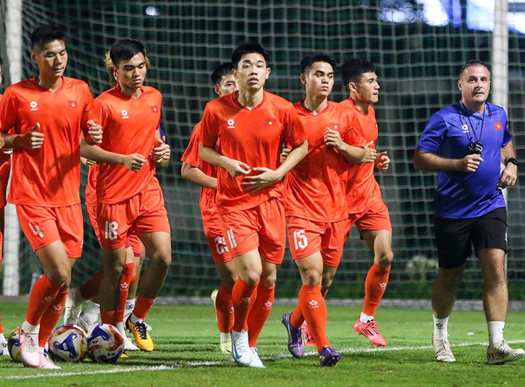 U23 Việt Nam “chạy đua” giữa Jakarta tắc nghẽn, quyết giữ ngôi vương - 1