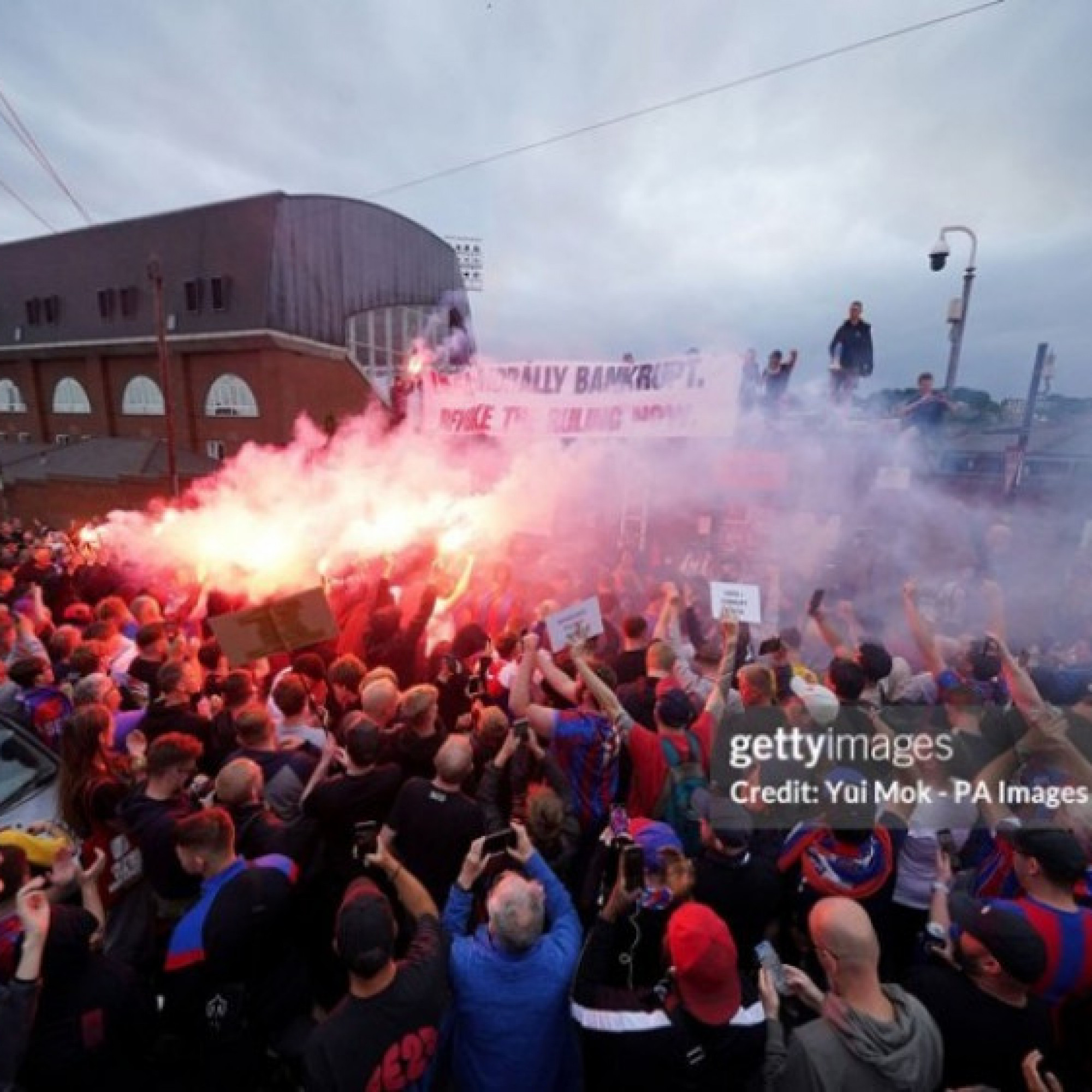  - Crystal Palace bị loại khỏi Europa League: CĐV gọi UEFA là mafia, biểu tình đốt pháo sáng