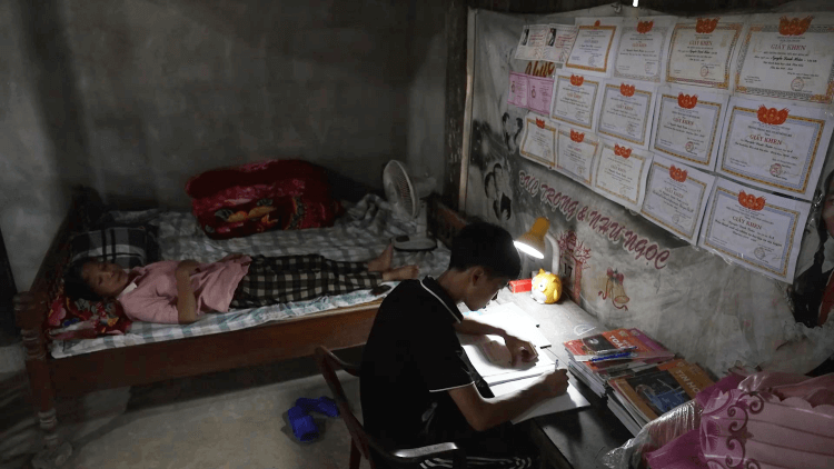 Hồng Phúc, Hoàng Tôn và Phương Oanh đau lòng cảnh người phụ nữ vừa phẫu thuật u cổ phải gồng gánh khi chồng qua đời - 9
