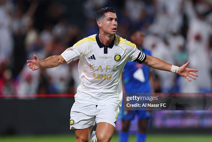Đội Fabregas mơ mộng có Ronaldo, CR7 bỏ 700 triệu USD ở Ả Rập trở lại châu Âu? - 1