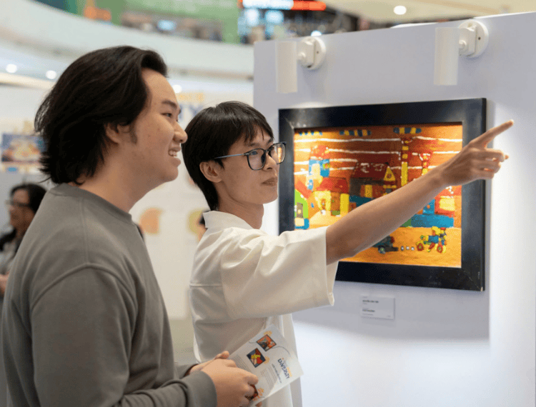 Hơn 6.000 người tham quan triển lãm tranh đa sắc màu của trẻ khuyết tật