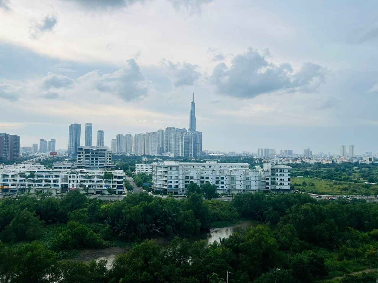 Theo dấu vòng xoay, yêu những 'vân tay xanh' của thành phố - 1