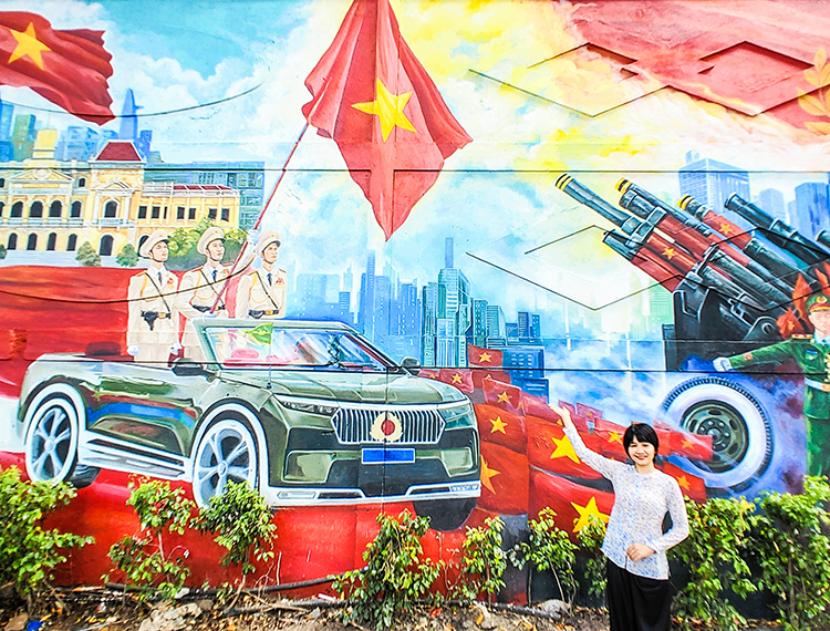 Bức tranh đại cảnh tô vẽ những gam màu lịch sử hào hùng của dân tộc