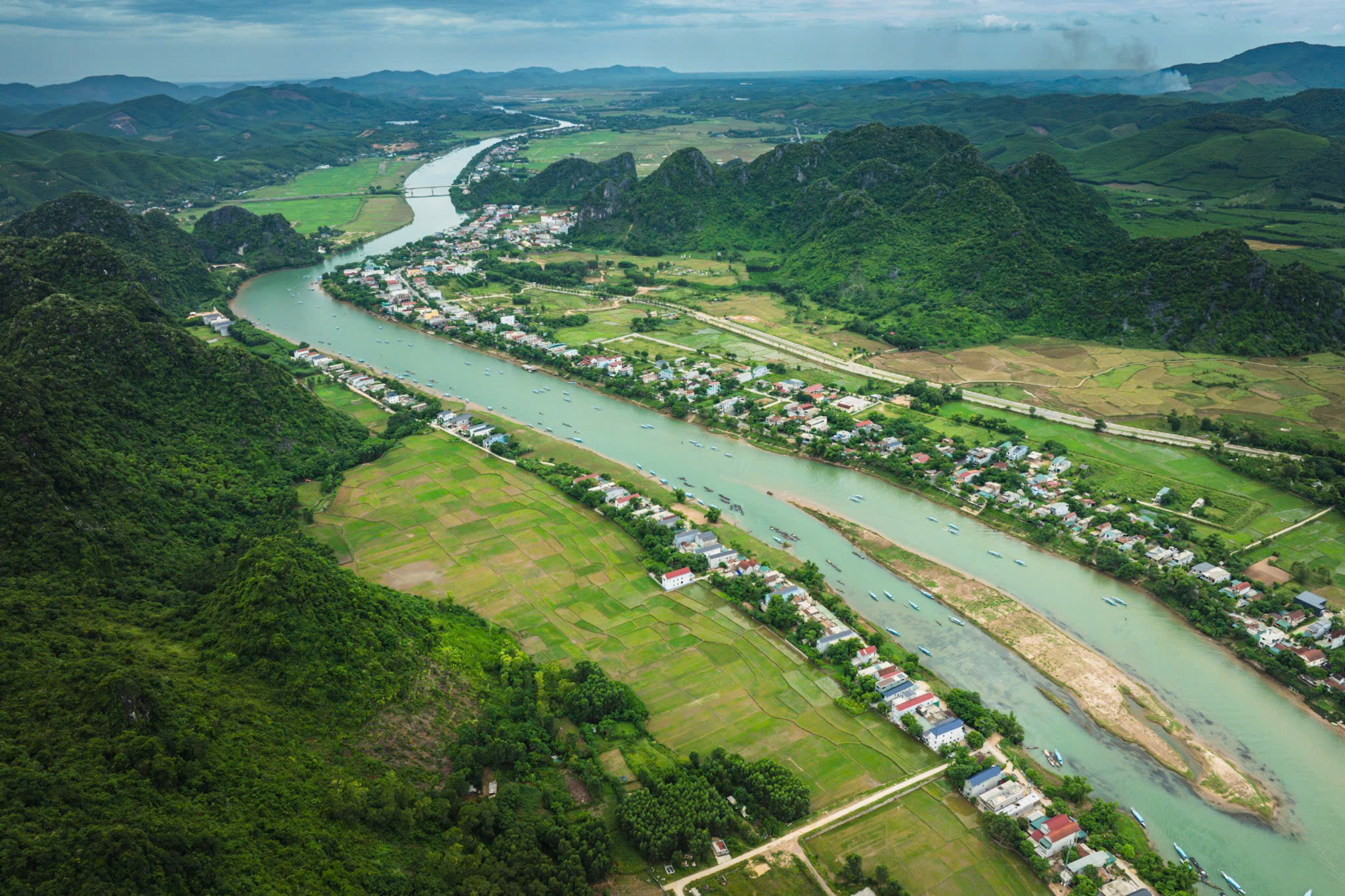bay tren mien di san: khi da nui ke chuyen va song ngan hat ca - 9