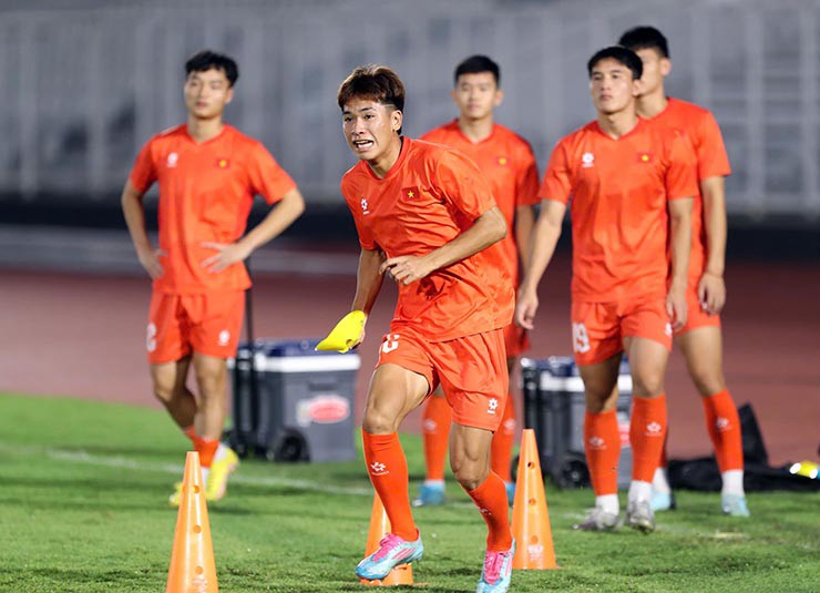 HLV Kim Sang Sik nghiên cứu chiến thuật đấu Lào, U23 Việt Nam thoải mái trước ngày ra quân - 5