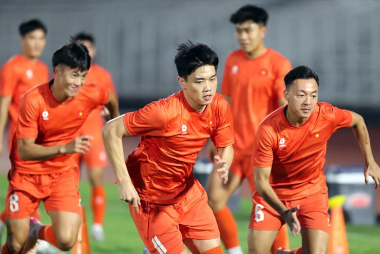 HLV Kim Sang Sik nghiên cứu chiến thuật đấu Lào, U23 Việt Nam thoải mái trước ngày ra quân - 3