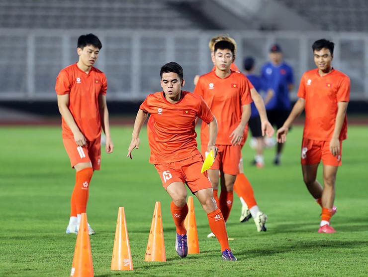 HLV Kim Sang Sik nghiên cứu chiến thuật đấu Lào, U23 Việt Nam thoải mái trước ngày ra quân - 1