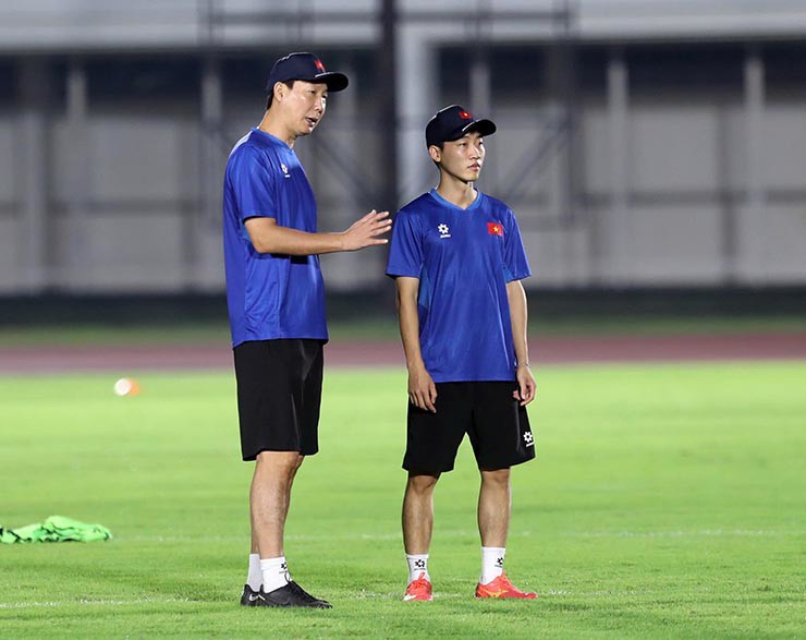HLV Kim Sang Sik nghiên cứu chiến thuật đấu Lào, U23 Việt Nam thoải mái trước ngày ra quân - 2