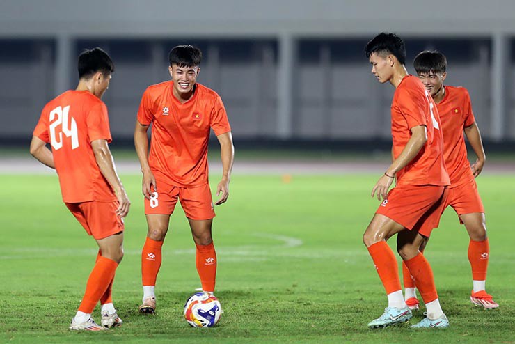 HLV Kim Sang Sik nghiên cứu chiến thuật đấu Lào, U23 Việt Nam thoải mái trước ngày ra quân - 7