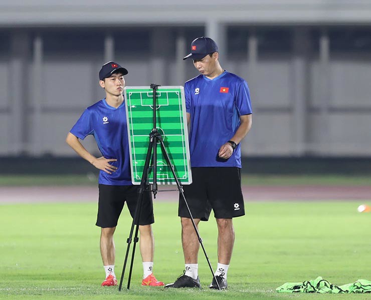 HLV Kim Sang Sik nghiên cứu chiến thuật đấu Lào, U23 Việt Nam thoải mái trước ngày ra quân - 6