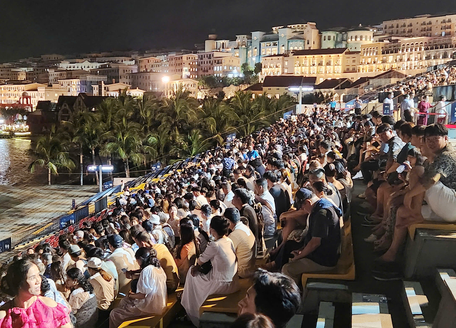 Du khách mãn nhãn với pháo hoa và show diễn Kiss of The Sea - 8