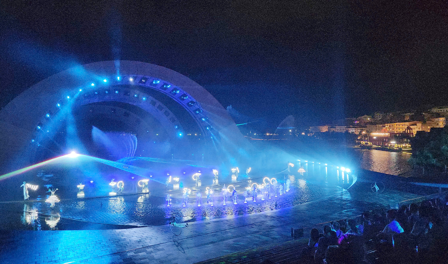 Du khách mãn nhãn với pháo hoa và show diễn Kiss of The Sea - 12