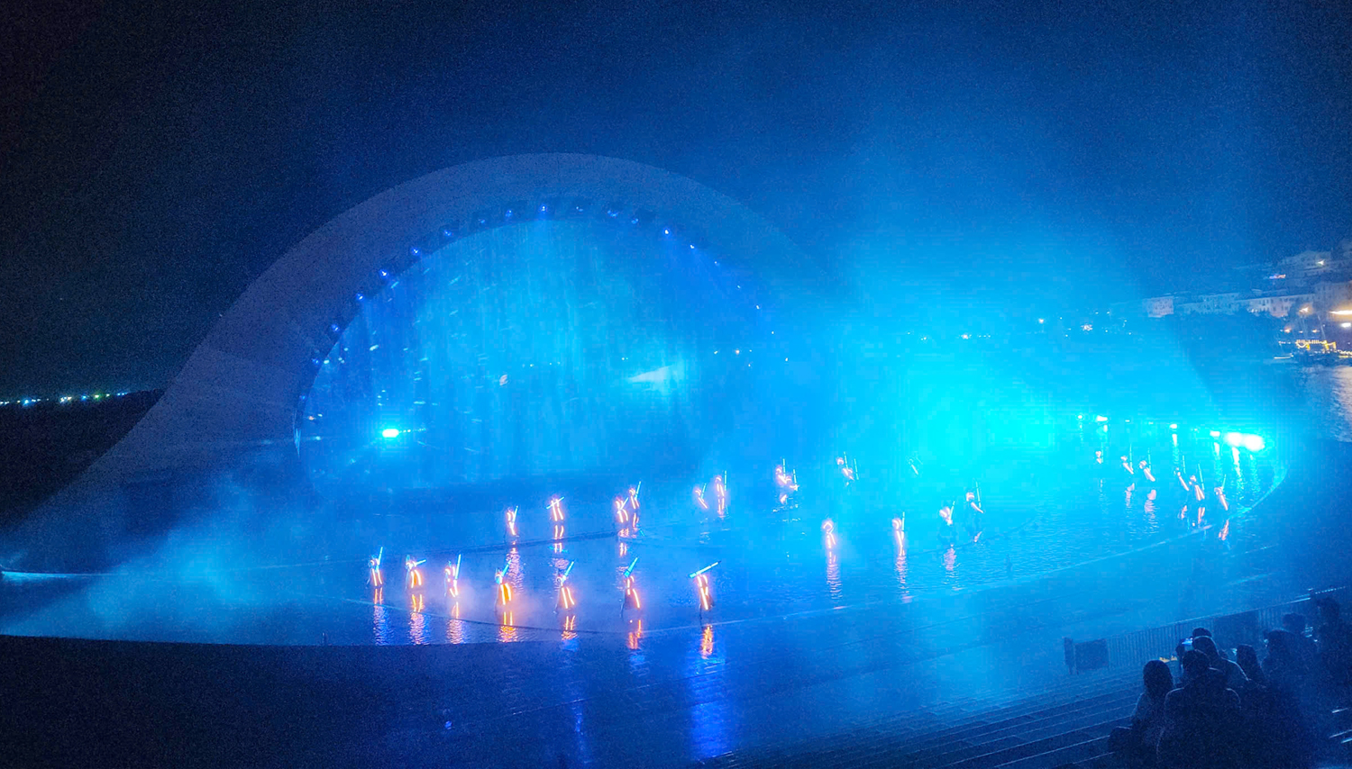 Du khách mãn nhãn với pháo hoa và show diễn Kiss of The Sea - 15