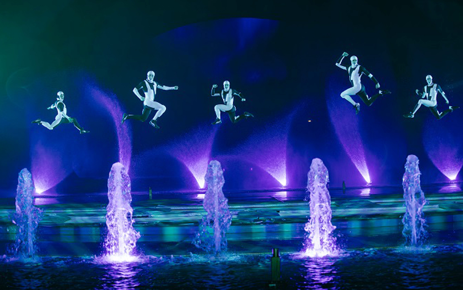 Du khách mãn nhãn với pháo hoa và show diễn Kiss of The Sea - 16