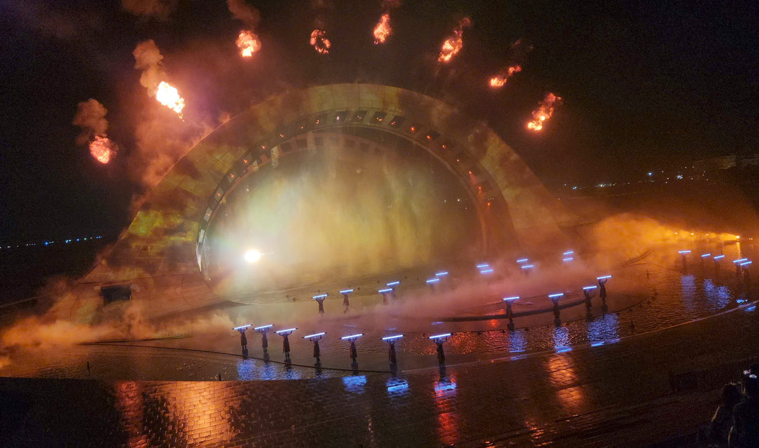 Du khách mãn nhãn với pháo hoa và show diễn Kiss of The Sea - 14