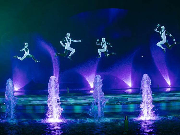 Du khách mãn nhãn với pháo hoa và show diễn Kiss of The Sea