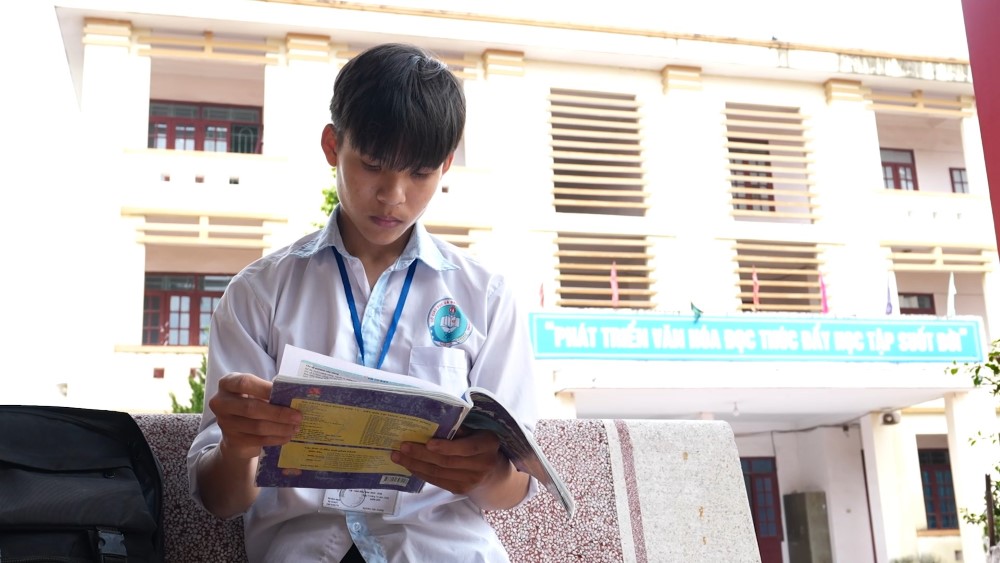 Phương Oanh khóc nức nở trước cậu bé 17 tuổi vừa đi học vừa chăm sóc bà ngoại 90 tuổi sau khi mẹ qua đời - 1