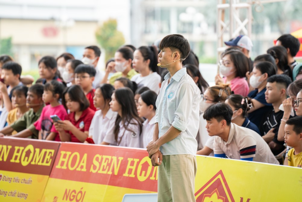 Phương Oanh khóc nức nở trước cậu bé 17 tuổi vừa đi học vừa chăm sóc bà ngoại 90 tuổi sau khi mẹ qua đời - 4
