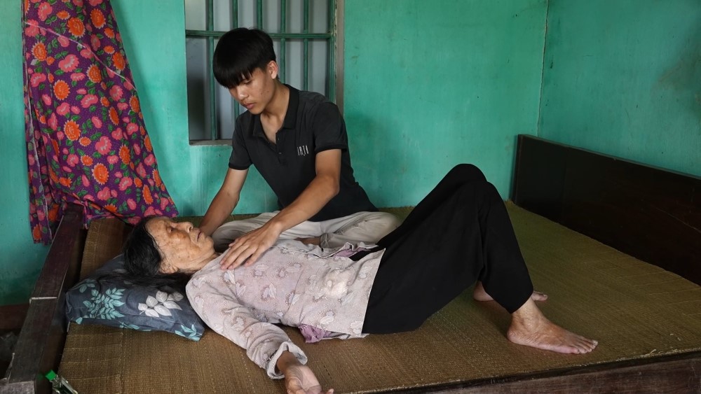 Phương Oanh khóc nức nở trước cậu bé 17 tuổi vừa đi học vừa chăm sóc bà ngoại 90 tuổi sau khi mẹ qua đời - 3