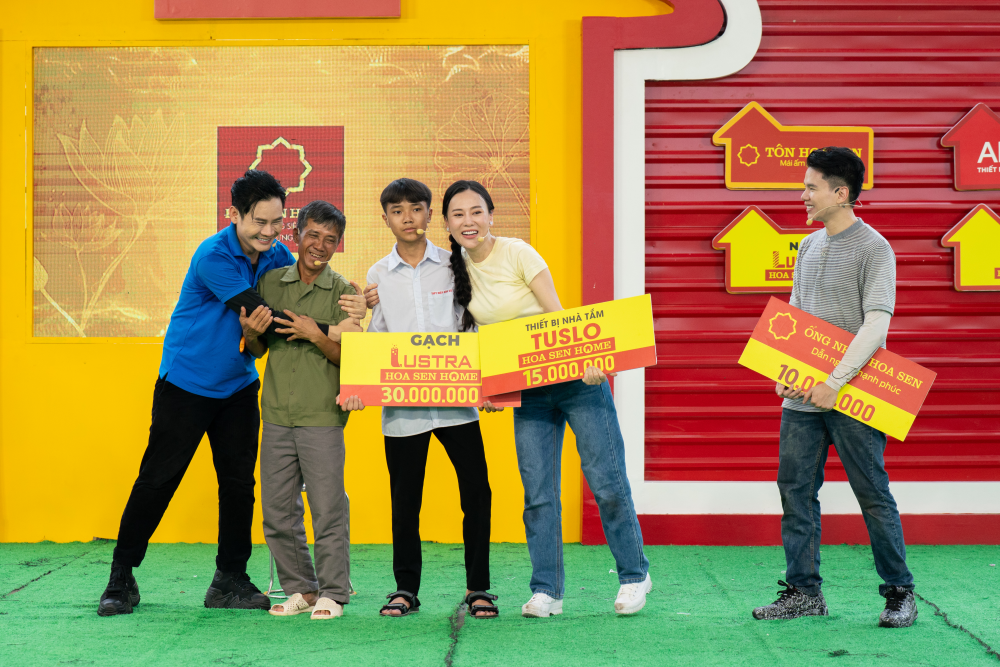 Phương Oanh khóc nức nở trước cậu bé 17 tuổi vừa đi học vừa chăm sóc bà ngoại 90 tuổi sau khi mẹ qua đời - 8
