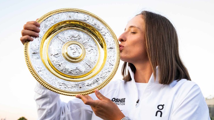 Swiatek hay hơn Sinner - Alcaraz, đạt 25 mốc đỉnh cao khi vô địch Wimbledon - 1