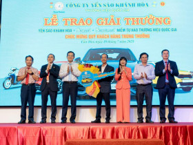  - Yến sào Khánh Hoà trao thưởng xe ô tô cho khách hàng ở Cà Mau
