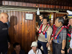  - Phó Thủ tướng đến hiện trường trực tiếp chỉ đạo cứu nạn tàu du lịch bị đắm