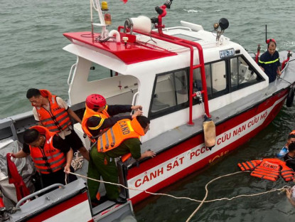  - Tàu chở 48 du khách bị lật trên vịnh Hạ Long