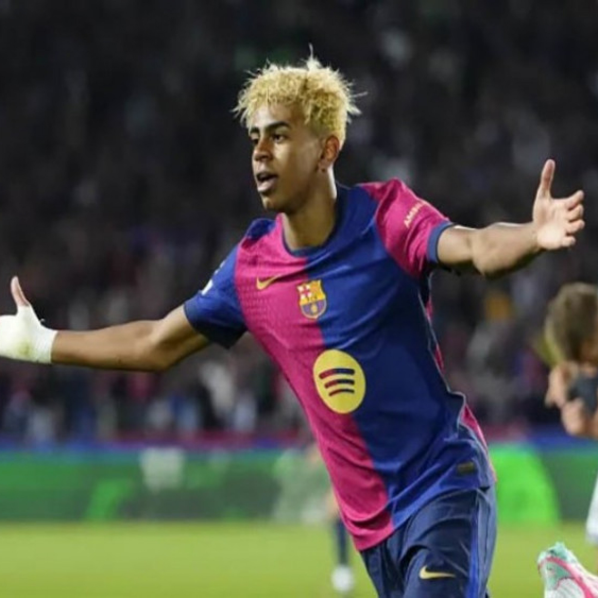  - Yamal băng kín cổ tay, fan Barca lo tái phát chấn thương sau chuỗi ngày ăn chơi