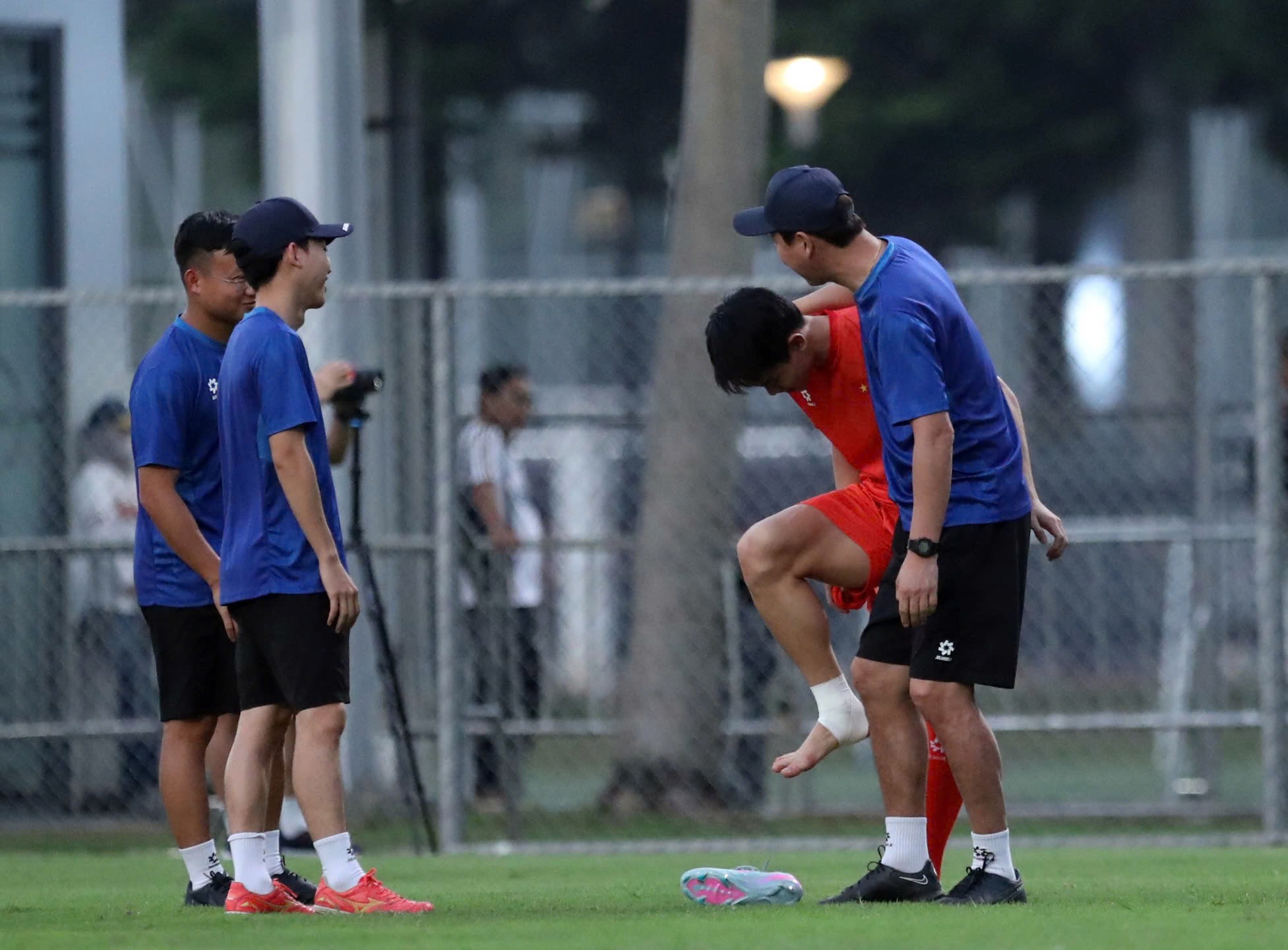 Đình Bắc chấn thương, HLV Kim Sang Sik lo cho hàng công U23 Việt Nam - 6