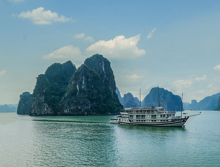 Đi tour tàu biển, du khách nên làm gì để an toàn?