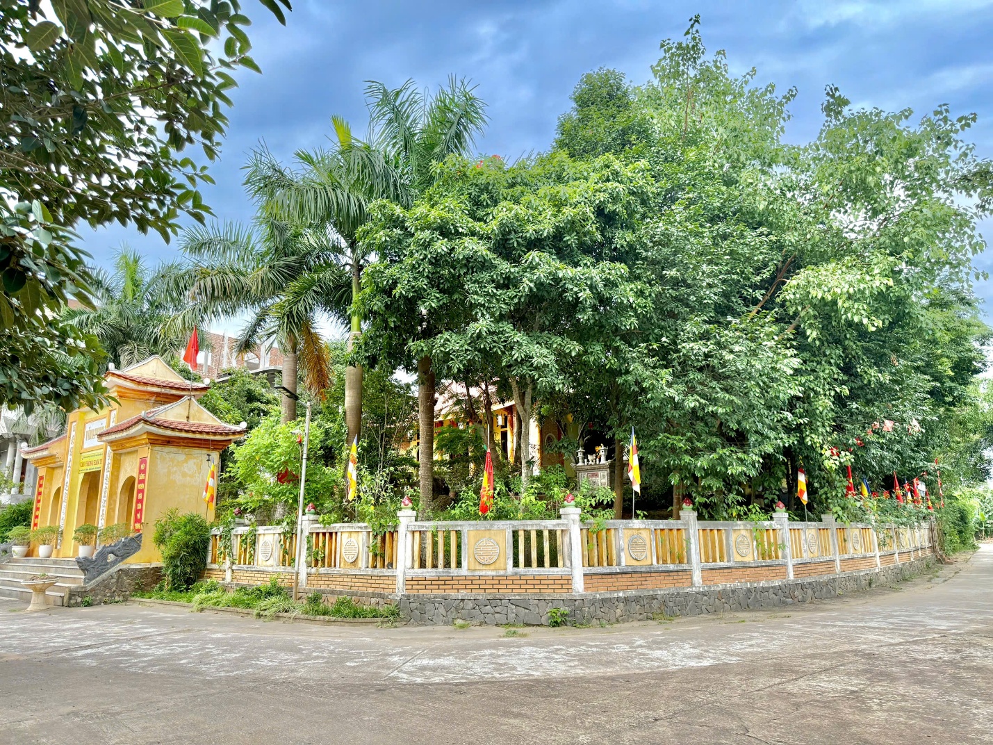 le son - lang que hoi tu tiem nang du lich giua long truong son - 14