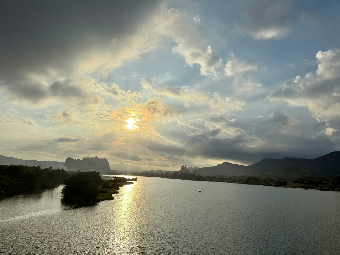 le son - lang que hoi tu tiem nang du lich giua long truong son - 12